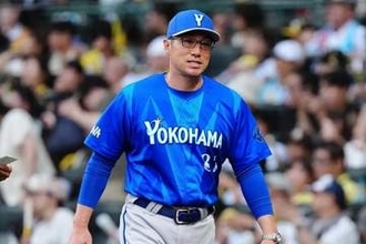 甲子園騒然「大丈夫か？」　監督を襲ったまさかの”珍事“→異例の光景は「大変だ」