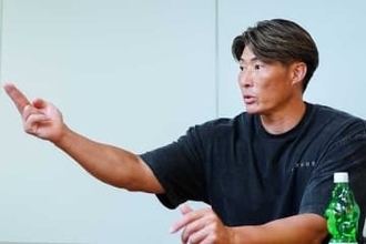 プロ野球OBの行動に仰天「えっ!!」　9000キロ離れても“視線集中”、日本人離れしたガタイ