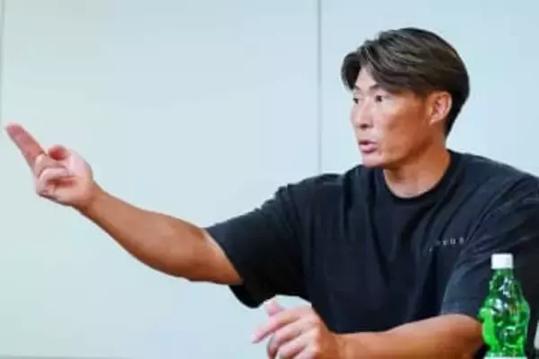 プロ野球OBの行動に仰天「えっ!!」　9000キロ離れても“視線集中”、日本人離れしたガタイ