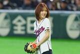 「東京ドームに降臨した“747万人”美女　背中チラりのゆるふわ投球…世界的アイドルに熱狂」の画像1