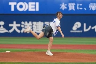 話題の美女が所沢に降臨「かわいすぎぃ」　へそチラ投球を応援…“足上げバズり”で注目
