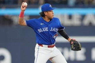 岡本和真が“ぺこり”　773億円男と完成させた美技…カナダ実況驚く「素晴らしい送球」