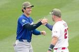 「大谷翔平、盟友トラウトと笑顔の再会　握手→ガッチリとハグ…古巣エンゼルス戦」の画像1