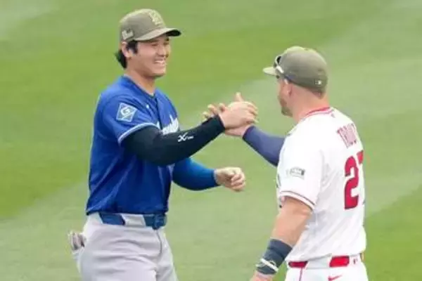 大谷翔平、盟友トラウトと笑顔の再会　握手→ガッチリとハグ…古巣エンゼルス戦
