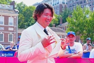 「すごい絵面」村上宗隆がハグした“超大物”　MLBも即反応したサプライズ「アツすぎる」
