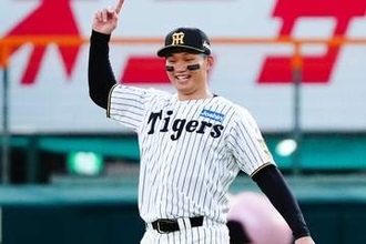 阪神主砲が“奇行”「やめろ」「何してんねん」　TV中継でまさかの映り込み…爆笑誘う