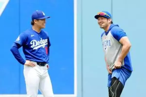 山本由伸、鈴木誠也とWBC以来の再会　笑顔で駆け寄り握手→ハグ…試合前に見せた変わらぬ絆