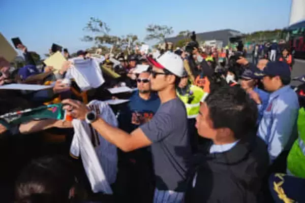 ダルビッシュ、サイン会で厳戒態勢　7人の警備員がガッチリガード…ファン＆報道陣殺到