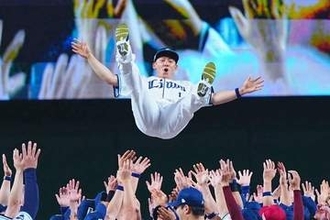 胴上げに紛れた“人物”に「泣いてまう」　背番号1に最後のサプライズ…ファン感涙「愛が詰まってる」