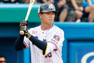 投手の打席で“珍事”「色々おきすぎ」　快音→好守→ホッコリ…神宮で起きたドタバタ劇