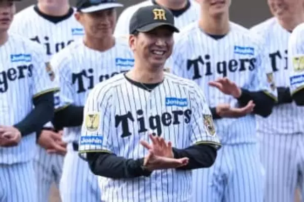 「選手より仕上がってる」現れた“大物”に騒然　阪神キャンプの姿にSNS興奮「次元が違う」