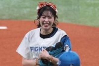 揺れるミニスカに「心奪われた」　人気美女が豪快投球…“勝利の女神”が「めっちゃ可愛い」