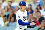 「山本由伸がマウンド上で唖然→満面の笑み　目の前で起きた“衝撃美技”…ド軍実況「敬礼を」」の画像1
