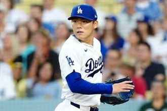 山本由伸がマウンド上で唖然→満面の笑み　目の前で起きた“衝撃美技”…ド軍実況「敬礼を」