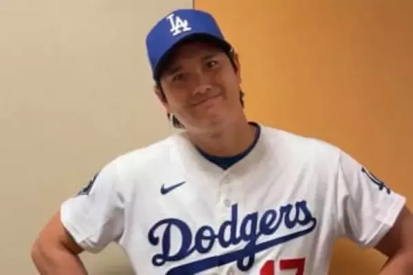 大谷翔平がまさかのポーズ？　由伸は“直立”、人柄溢れる一幕…公開された貴重な光景