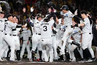 佐藤輝明が“悪ガキ発動”「ケリ入れてる」　森下翔太へまさか…虎党驚愕「ドキドキした」