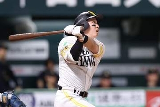“2冠王”へ快走、鷹・栗原は何が変わった？　データが示す覚醒の背景…驚異の.195→.288