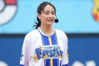 人気美女が横浜に降臨…ポニテ揺らし豪快投球も「きゃあー」　キュートな笑顔にファン虜
