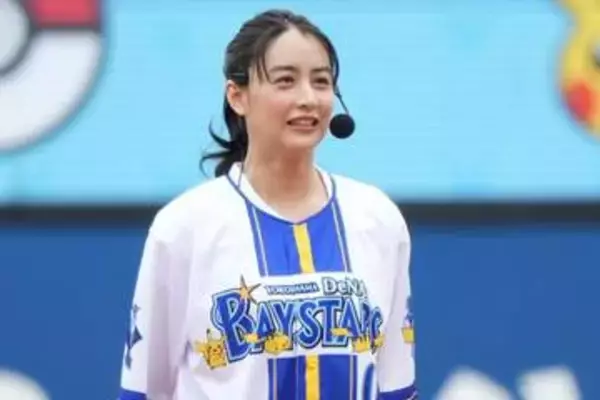 ショーパン美女が“暴投”に「きゃあー」　ポニテ揺らし豪快投球…キュートな笑顔で魅了