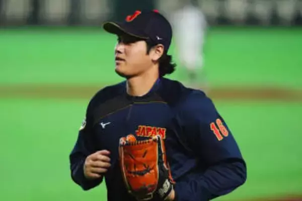 大谷翔平、ベンチスタートもファンに神対応　イニング間に登場→ボール投げ入れ、スタンド大歓声