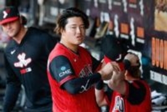 村上宗隆が“被害者”に…超絶ダイブに「エイリアンなの？」　米驚愕「信じられない」