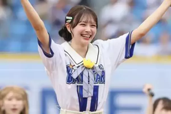 「マジで可愛すぎ」交流戦に現れた“話題の美女”　白いミニスカの一投に喝采「笑顔まで完璧」