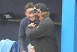 「中田翔氏、新庄監督と笑顔で握手　古巣キャンプ地来訪で談笑…和やかムードの一幕」の画像1