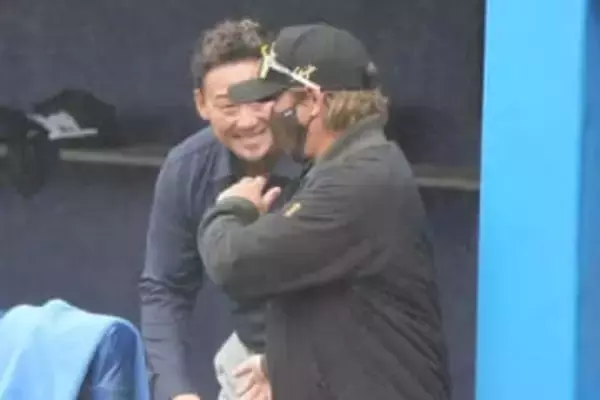 中田翔氏、新庄監督と笑顔で握手　古巣キャンプ地来訪で談笑…和やかムードの一幕