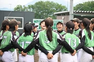 女子中学生の絆深める“孤独な境遇”　軟式チームから「多彩なリーダー」が育つ理由