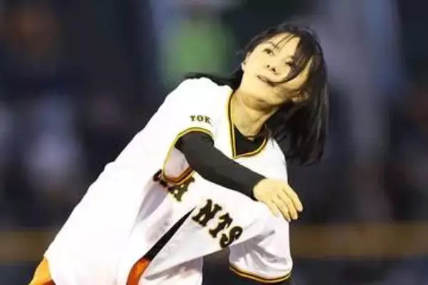 「57歳ってマジかよ」　色褪せぬ女性タレントに衝撃…豪快投球に喝采「時が止まってる」