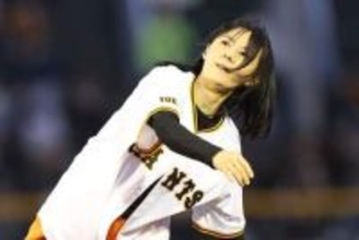 「57歳ってマジかよ」　色褪せぬ女性タレントに衝撃…豪快投球に喝采「時が止まってる」