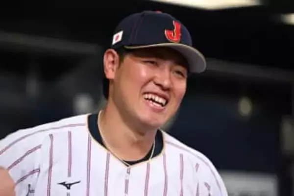 侍決起集会で発見…意外な交流「どんな関係？」　岡本和真の“肩組み”に「仲良いのか」