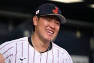 侍決起集会で発見…意外な交流「どんな関係？」　岡本和真の“肩組み”に「仲良いのか」