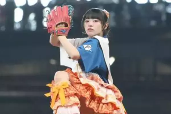 スカート“バサッ”　ド緊張の美女が豪快足上げ…ワンバウンドも笑顔、場内虜に