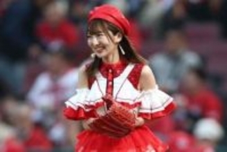 元アイドルが赤ドレスで“大暴投”　マウンドでペコリ→豪快な一投…可憐な姿に拍手喝采