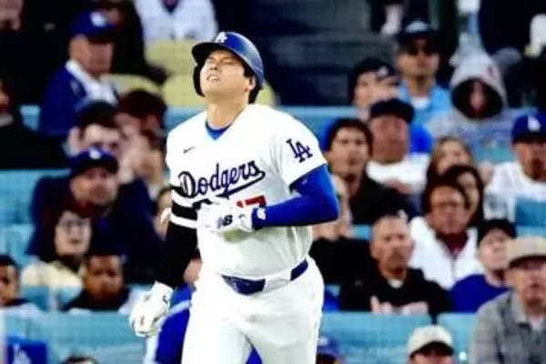 大谷翔平、右肩付近にテープか　第1打席で死球→苦悶、16日に先発予定も…気になる状態
