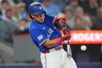 岡本和真、2試合連発の33号　“誠也超え”の日本人右打者シーズン最多…逆転3ランに本拠地熱狂