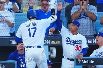 勢いあまってコーチをドンっ…大谷弾で大はしゃぎしたロバーツ監督　2時間後に待っていた現実