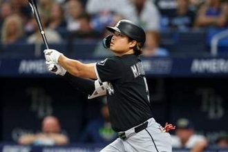 村上宗隆、2試合ぶり29号　鈴木誠也の前で豪快弾→ビジョン直撃　相手ファンにボール投げ返される