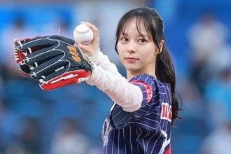 29歳の人気美女アナが「ただただ可愛い」　ノーバウンドに笑顔…投球後の所作も「素晴らしい」