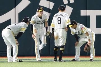 鷹・周東佑京が負傷交代　守備の直後に左ひざを押さえ苦悶の表情…球場騒然