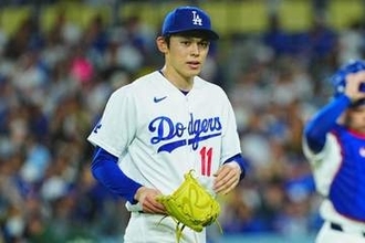 佐々木朗希の“左手”に視線集中 178cm女子高生の横で…米ファン指摘「新しい？」