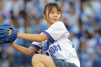 スカート履いてるのに…お構いなしの豪快足上げ　30歳美女が「一生可愛い」「勝利の女神」