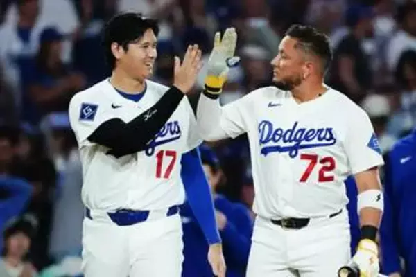大谷翔平が“ご満悦”　抱き抱えられた人物が「大好きだ」…米国ファン歓喜の声