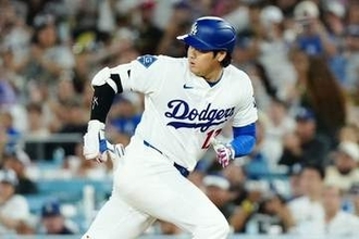 大谷翔平、三塁急停止に顔ゆがめる　左膝にストレスか…一塁から激走、コーチ指示でストップ