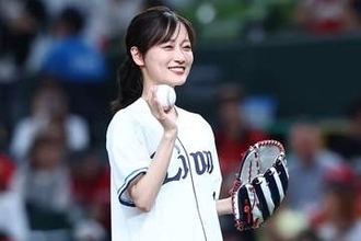 「ビジュ最強」スカートひらりの赤面投球　“元最強センター”に大興奮「マジで女神でした」