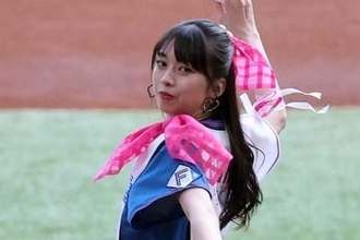 ド派手スカートふわ→完璧投球に喝采　忘れぬ90度お辞儀…“ガチ勢美女”の貫いた「LOVE新庄！」