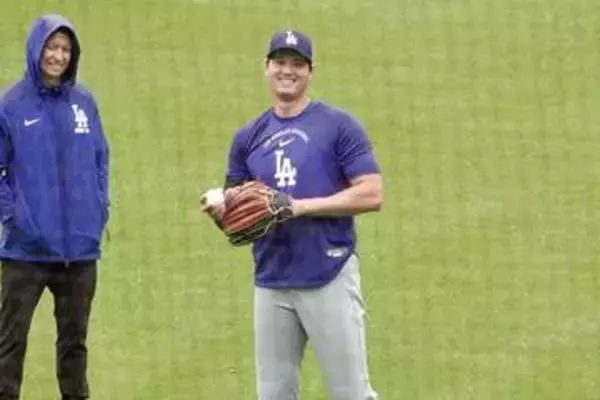 大谷翔平、土砂降りの中で“神対応”　キャッチボール後にサイン＆プレゼント
