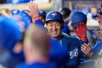 岡本33号の数秒後「なんて美しい」　芸術的な1枚…宙を舞う“相棒”、奇跡的な構図