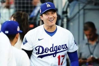 大谷翔平の隣で「すごい笑顔」　歓喜の女子高生の裏で…喜び隠せぬ“大物”が話題「いるやん」